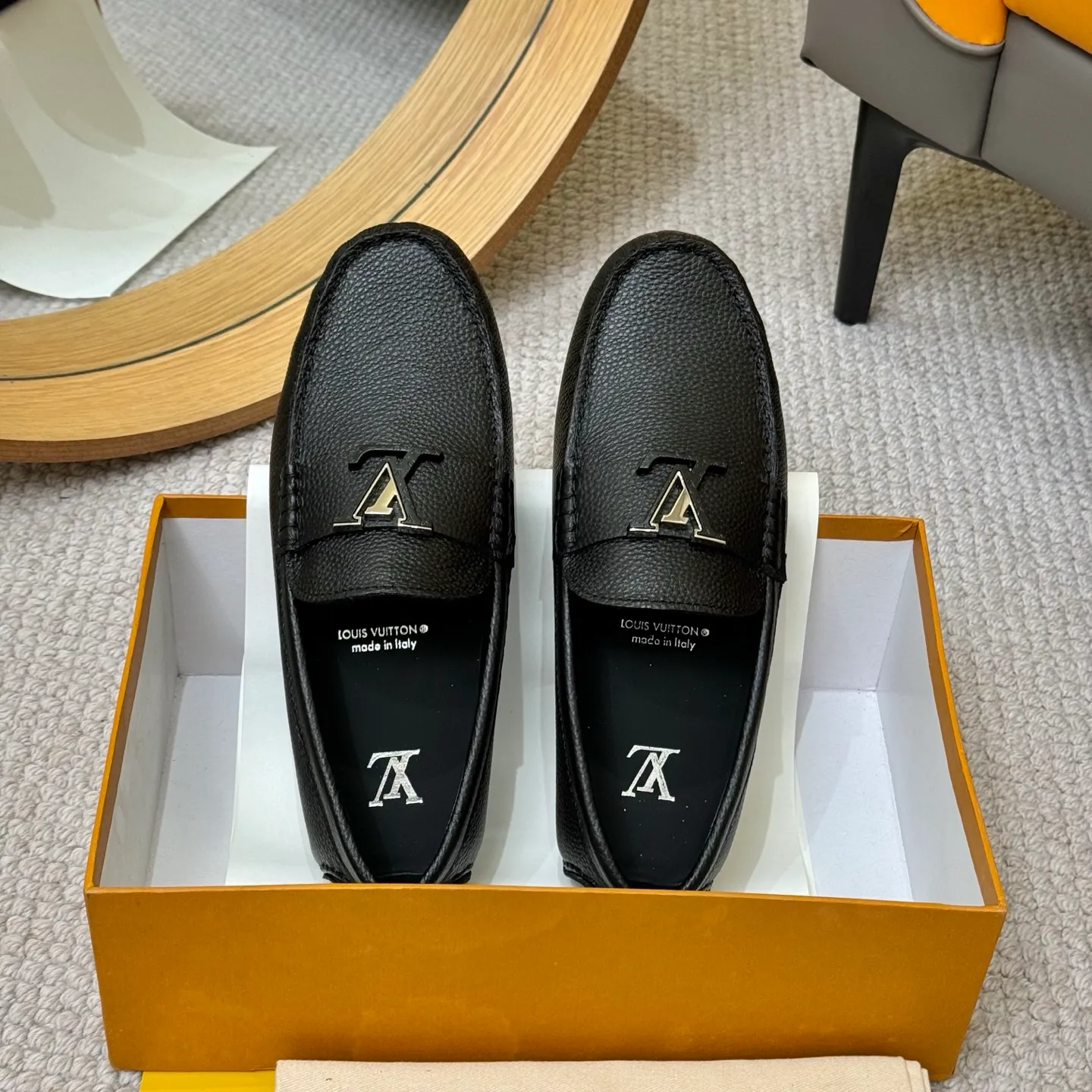 Men's men's shoes 💰420 (Yangli) LV 2⃣️0⃣️2⃣️5️⃣Spring and summer counter GLORIA series models ✈️Original factory special leather production, original last type. A classic driving slip-on casual shoe that shows an elegant style with exquisite craftsmanship details such as Monogram embossing all over the upper🌀Italian imported calfskin fabric Sheepskin foot pads➕Inside～Private mold replica sole Unique style Comfortable driving slip-on Size: 4-12 (38-46) Comes with [Counter packaging: original box, wrapping paper, card, instruction manual, shoehorn, cloth bag] No pressure to enter and leave the counter!